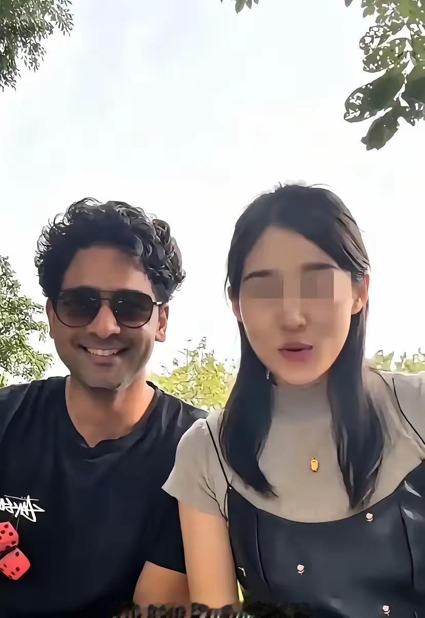 印度小伙儿和北京姑娘恋爱了，还高调晒娃。没想到被网友扒出，男的竟然是冲着北京独生