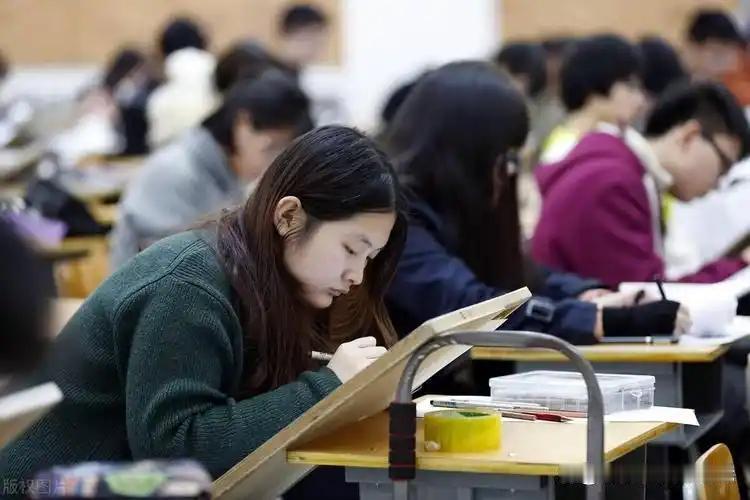 别再骂年轻人碰股票了，你考编、背房贷、鸡娃，哪个不是拿命在赌？


你指着鼻子骂