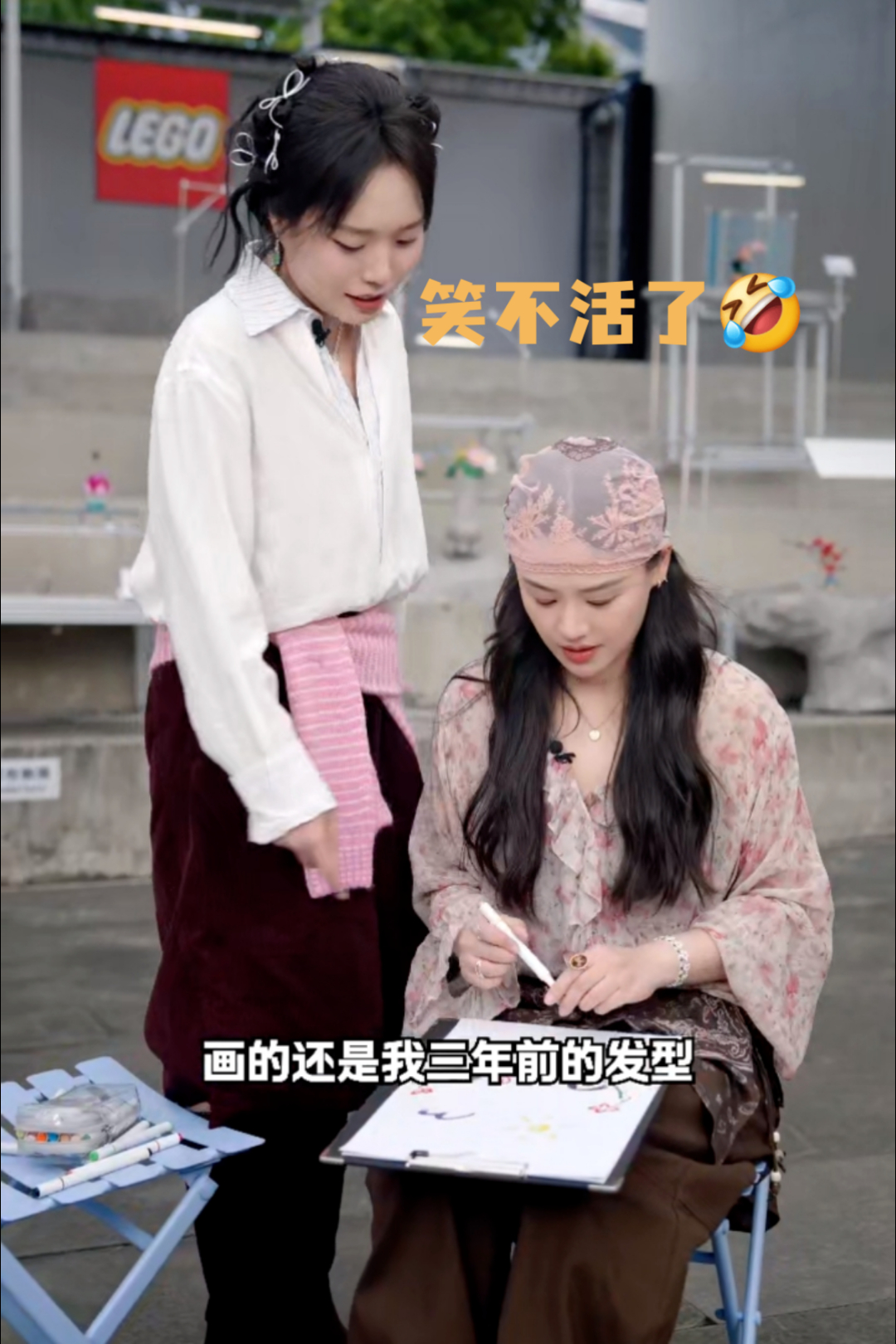 马思纯手绘李雪琴庞博 反复回看花絮，马思纯随手画下三人手拉手的样子，简单线条藏着