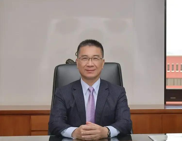 这家伙是徐国勇，中国台湾地区民进党秘书长。

他叫嚣:“郑丽文言论伤害台主权，台