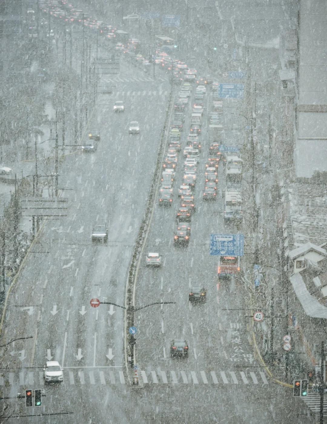上海今天下雪了
一年也就一次吧
影像激励计划 一觉醒来我的城市下雪了 下雪的城市