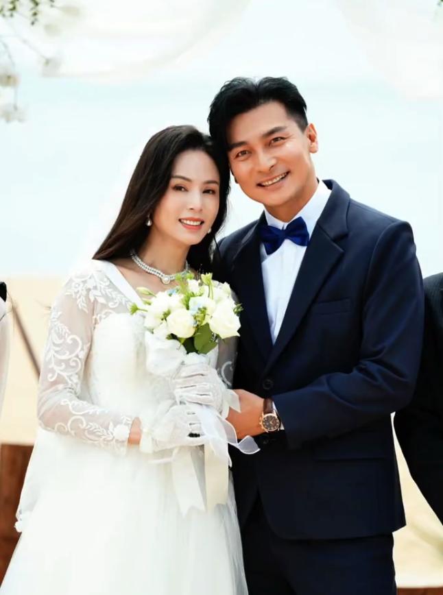 演员贺刚和小龙女李若彤演夫妻，贺刚比李若彤还小16岁呢，毫无违和感。说起来，贺刚
