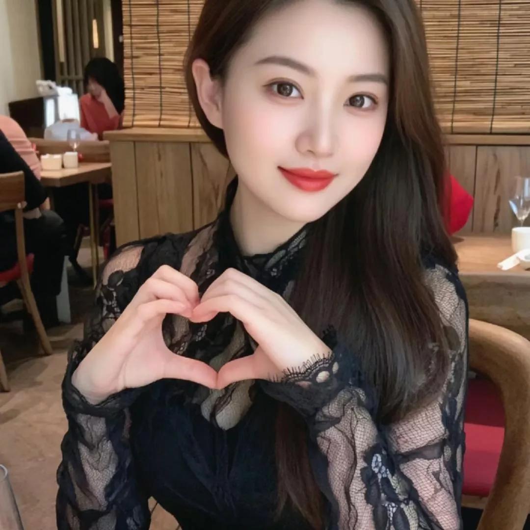 甜美的微笑，心形手势，浪漫餐厅氛围，完美约会时刻