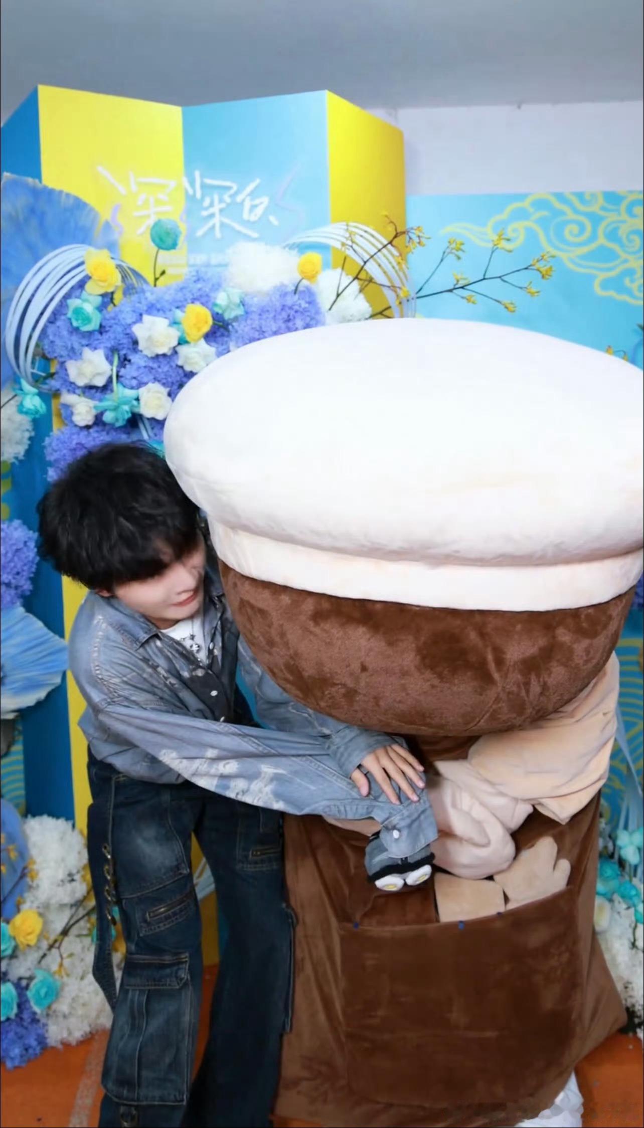 周深魔术穿帮了周深竟然还会变魔术 别人变魔术靠道具靠技巧，周深变魔术靠的是“真诚