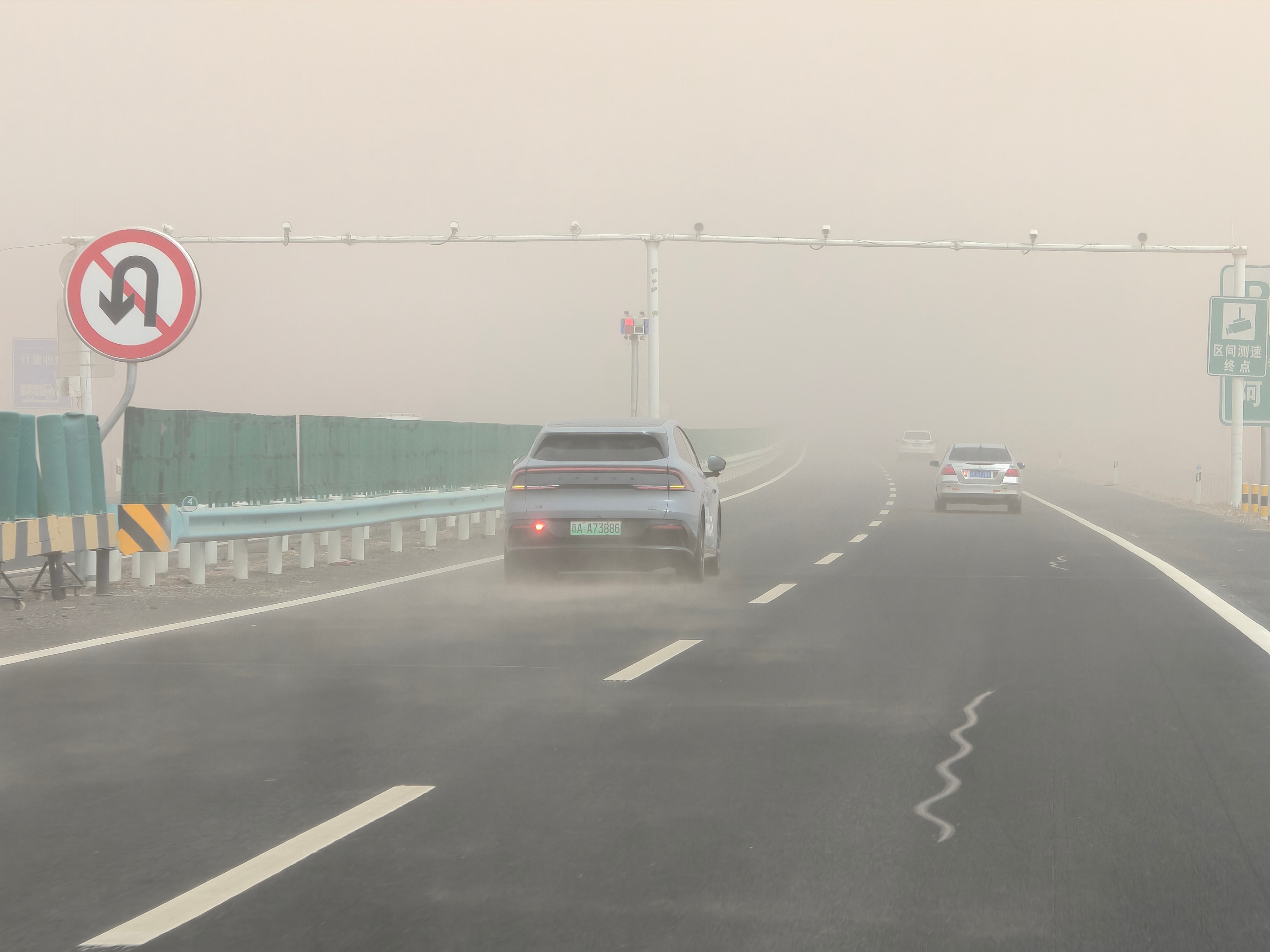 江浙沪这边雨大的时候，跑在路上的车速度一快滚动的轮胎很容易掀起水雾。摄影作品《老