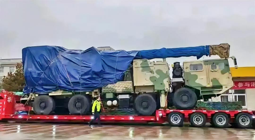 这张图是网传的中国国产陆基车载电磁炮样车，车体采用8×8的高机动重型越野卡车底盘