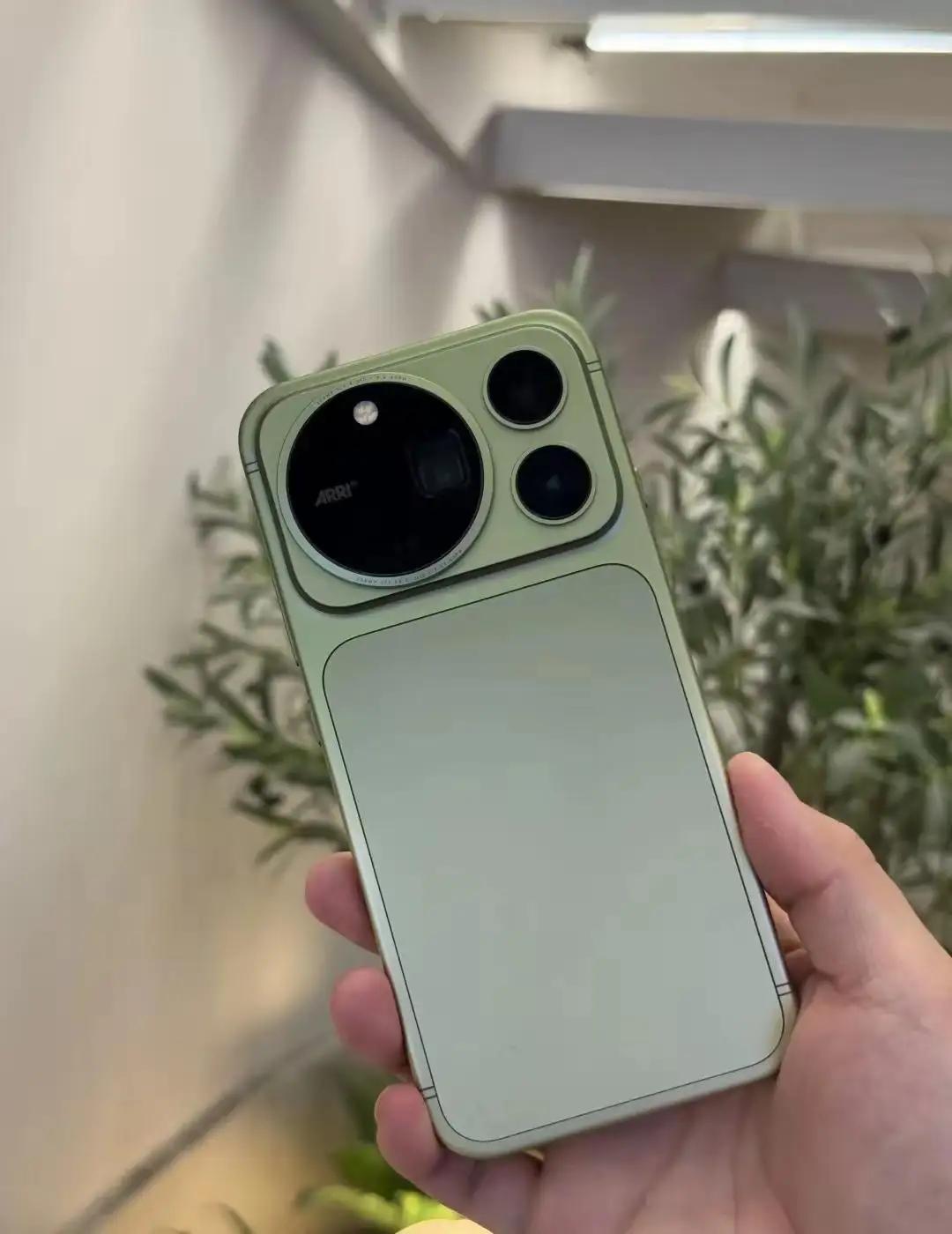 荣耀Magic9这个浅绿色真机看着太舒服了！
镜头模组辨识度很高，带上阿莱标识，