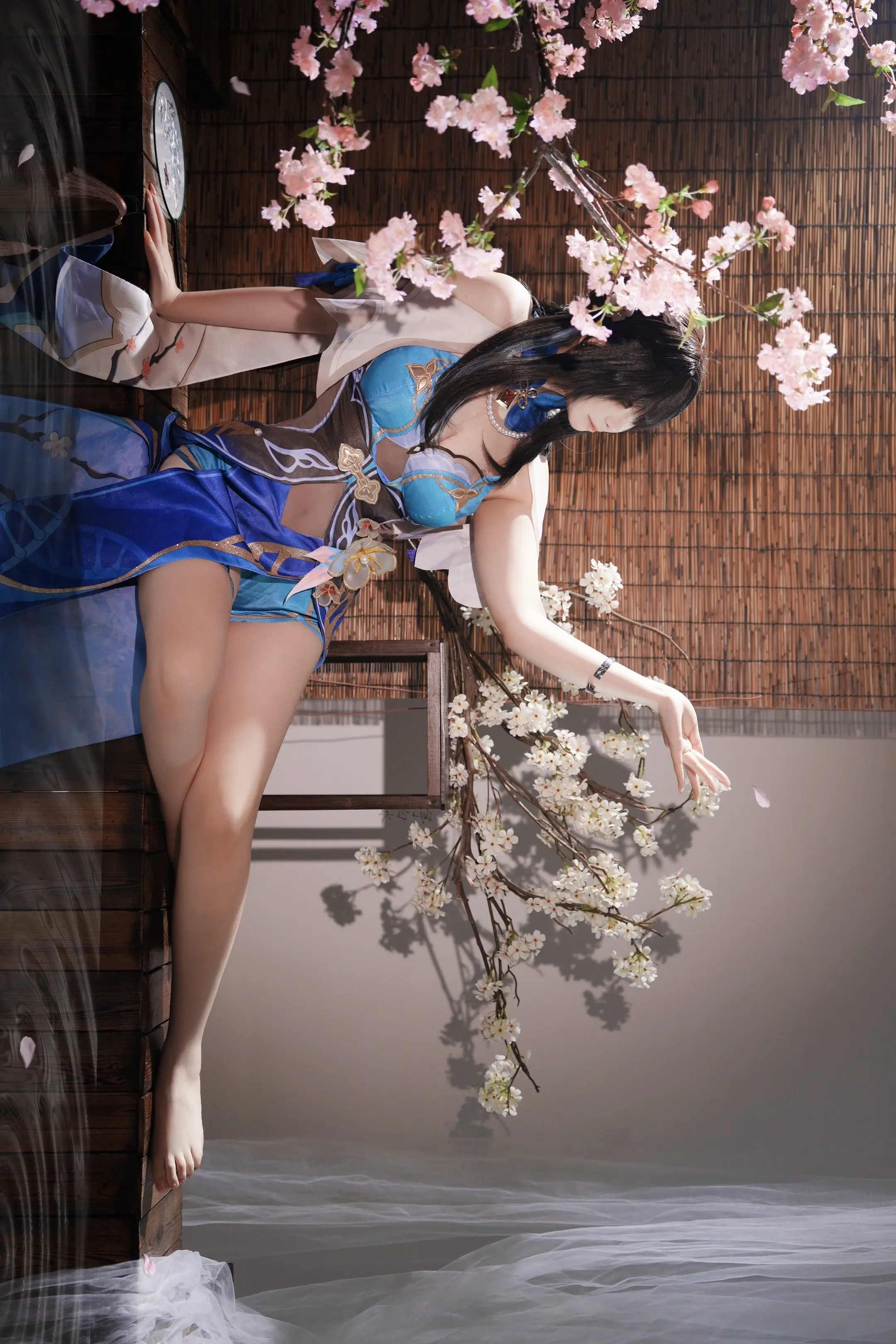 “摇花缎水，沾衣不摘”