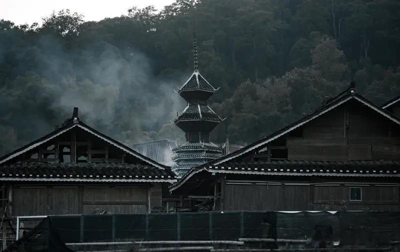 贵州从江侗寨，那简直就是现实中的仙境！云雾漫卷的景象，美得让人窒息。
站在侗寨中