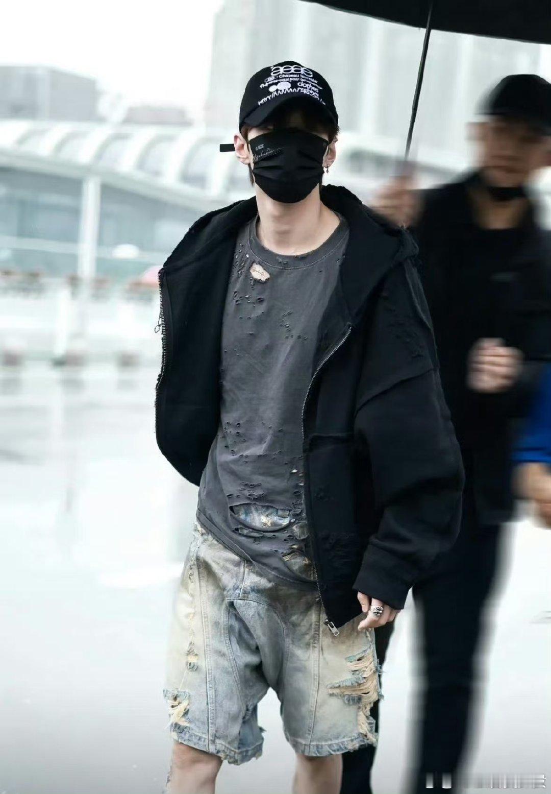 何与出发hi6录制你好星期六何与亮相你好星期六录制现场，主打宣传《百花杀》，简约