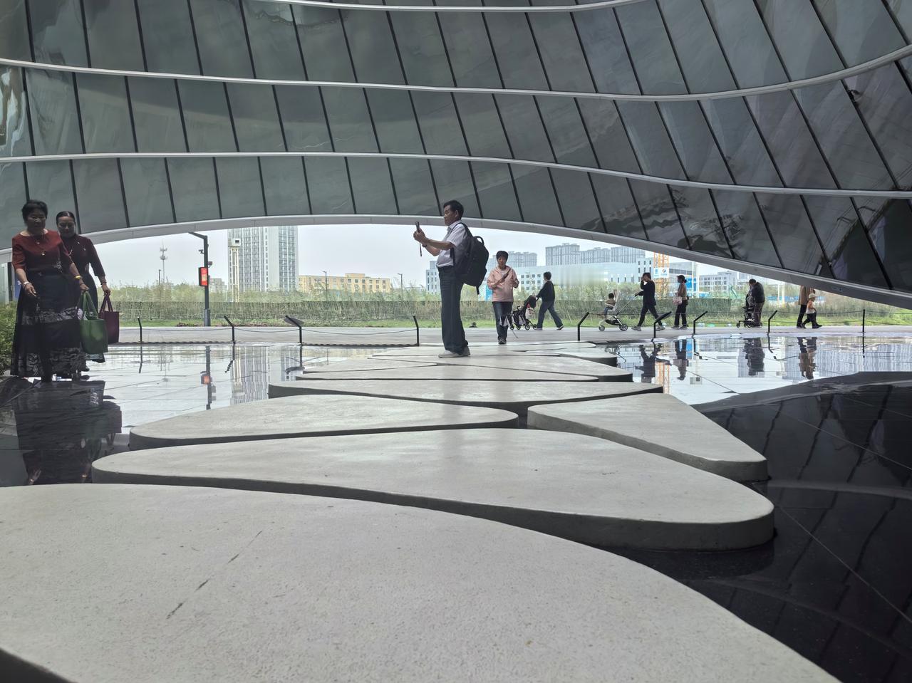 【热评】孩子的知情权不容忽视
男孩参加学校春游下车发现竟是自己家

男孩满怀期待