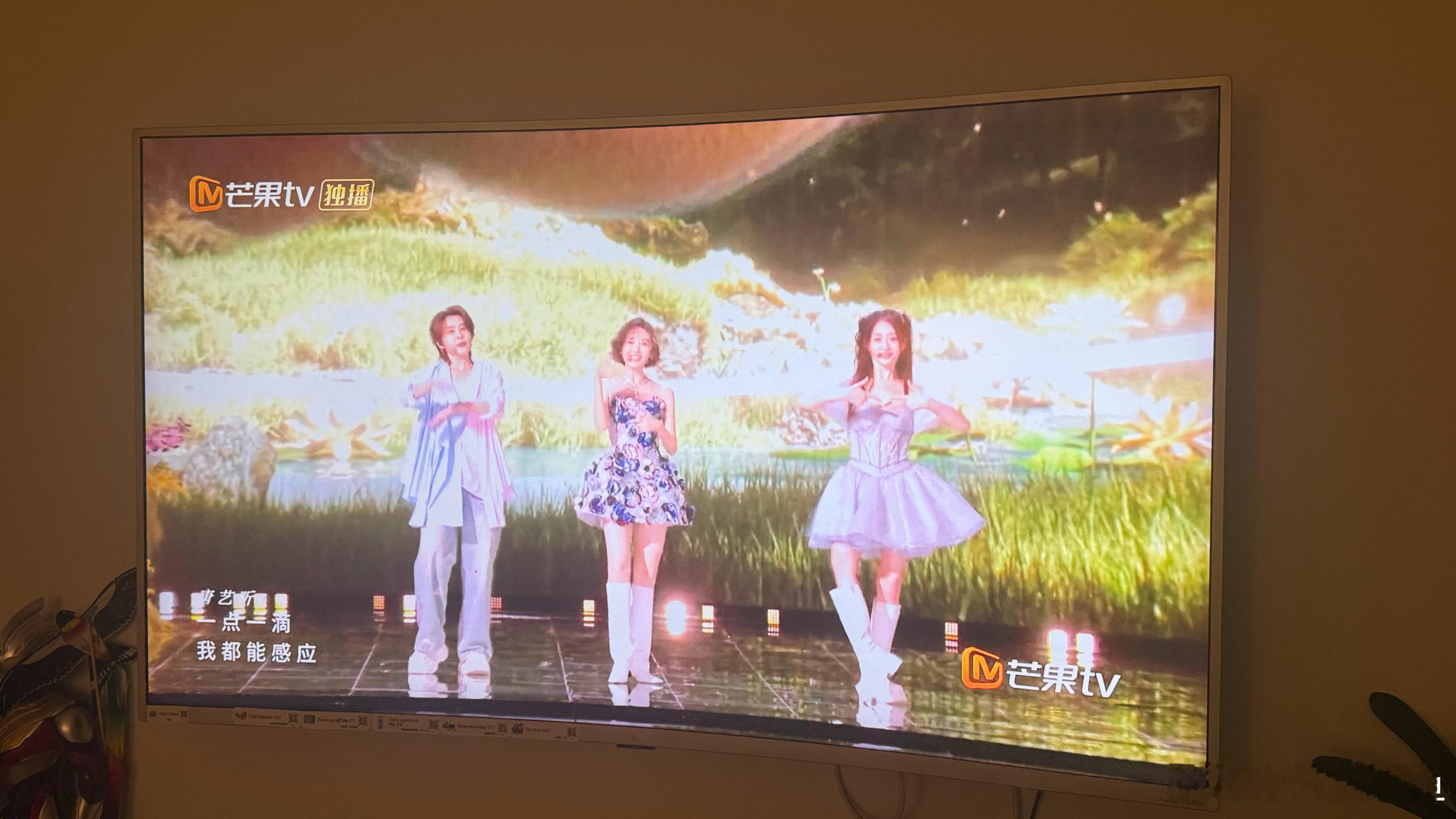 李小冉唐艺昕王濛确实好养眼，但是唱歌真的是不假唱不好听 