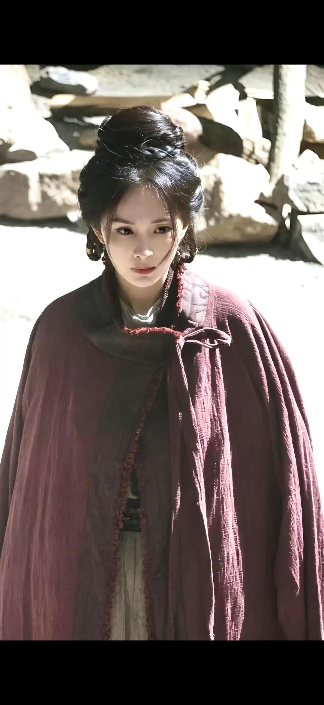 杨幂红麻衣披风路透幂姐从不解释，只一味用实力和美貌征服观众。