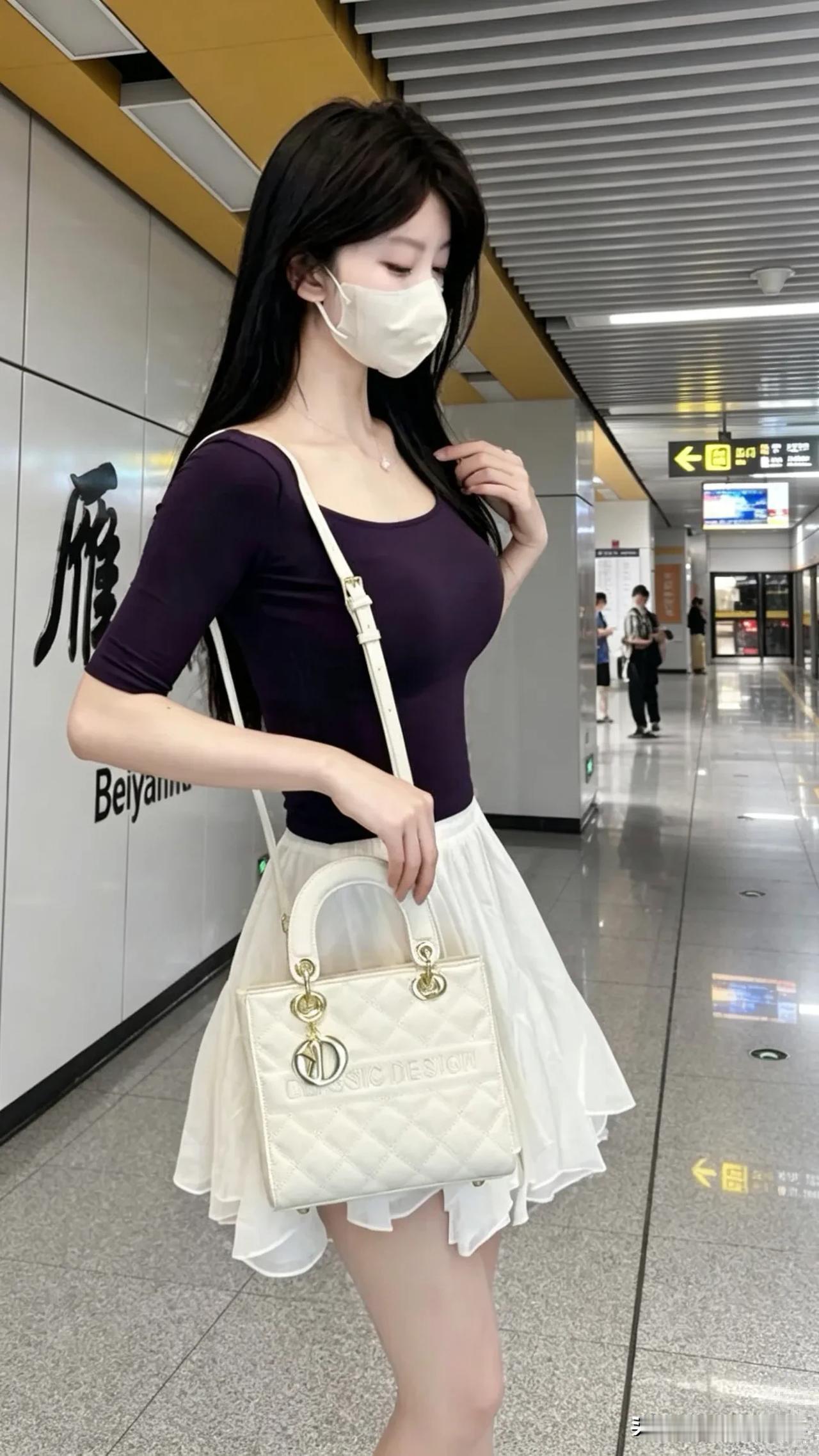 周一综合症重度患者：在地铁上冲瞌睡的我😴

周一的早晨
闹钟响了三遍
我才把自