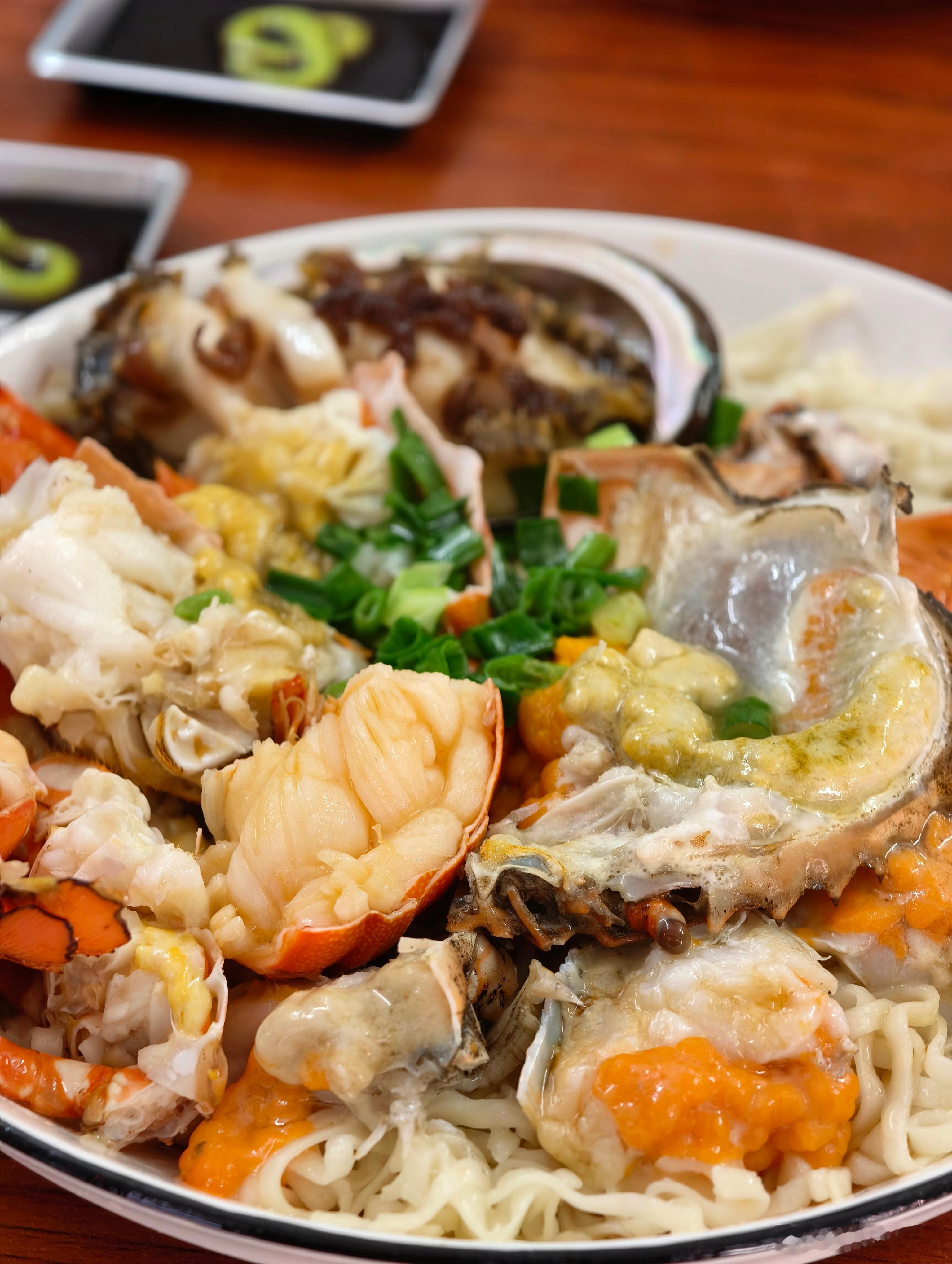 来汕头肉董说去吃海鲜面。找到一个小巷子里，给我端出这种东西，直接香晕过去。 