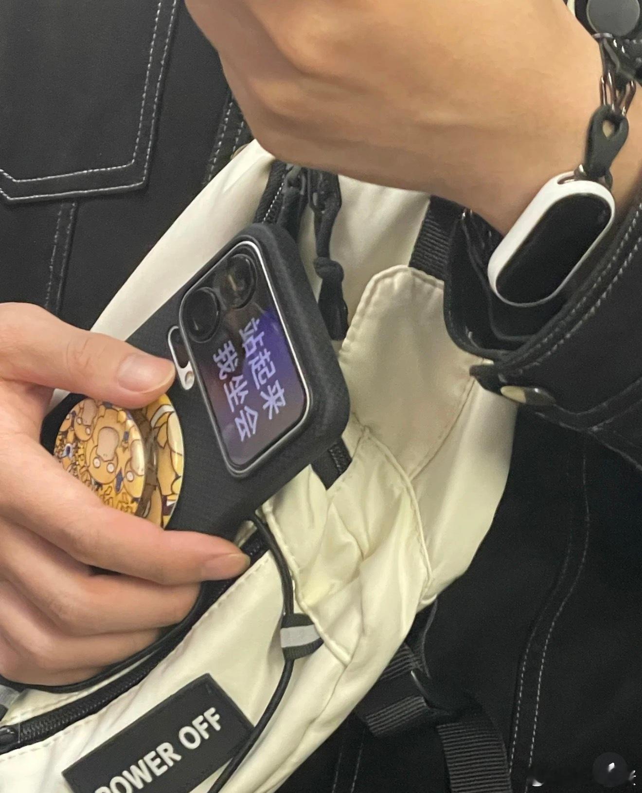 小米17与苹果软硬合拍，就比如苹果跳票的电子背屏，小米17已经被大家玩出花了，都