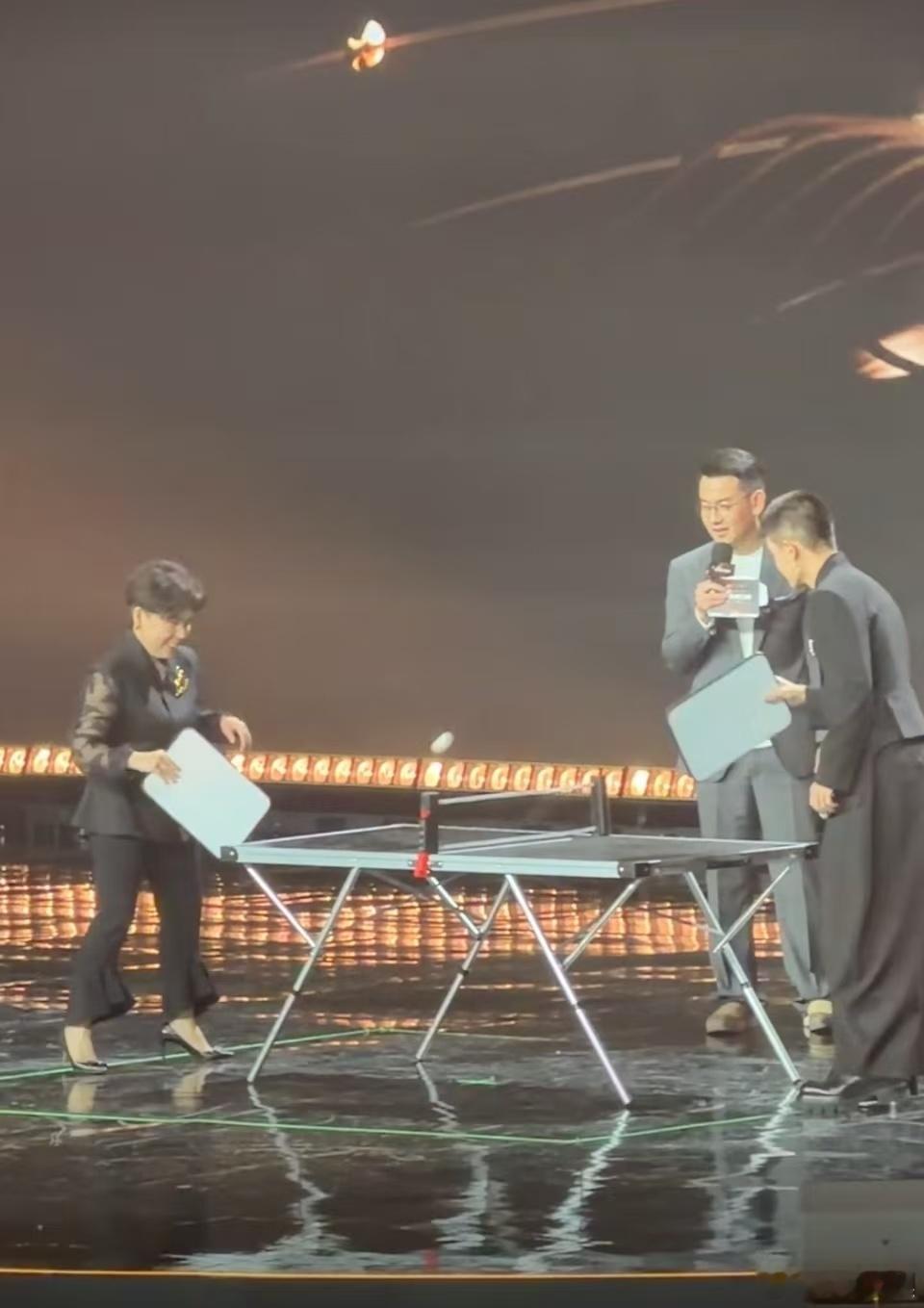 任嘉伦邓亚萍一起打乒乓球，好，可以 