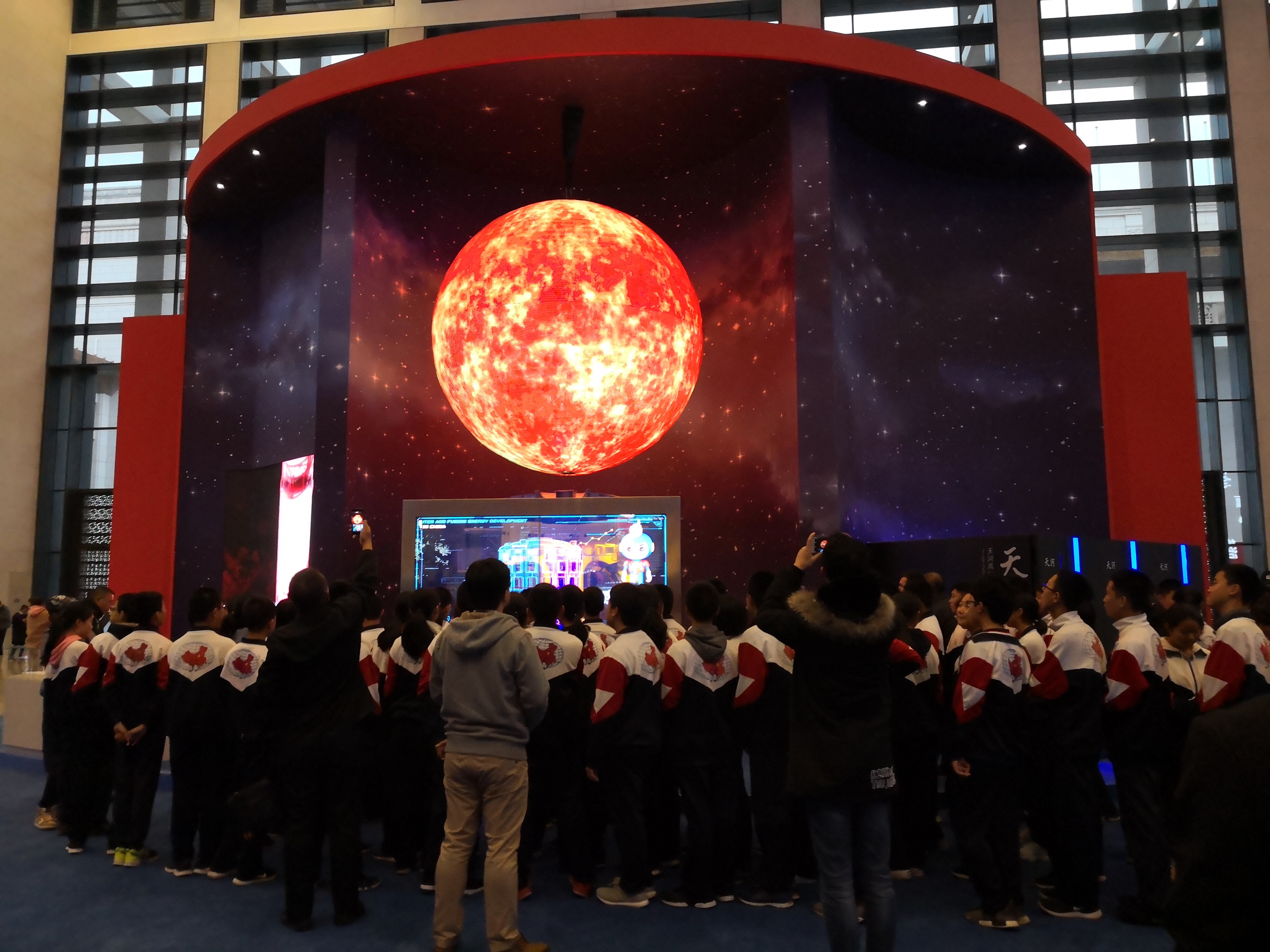 中国人造太阳有重大进展中国核聚变人造太阳的第一个大模型，就是咱家做的。当年参加阿