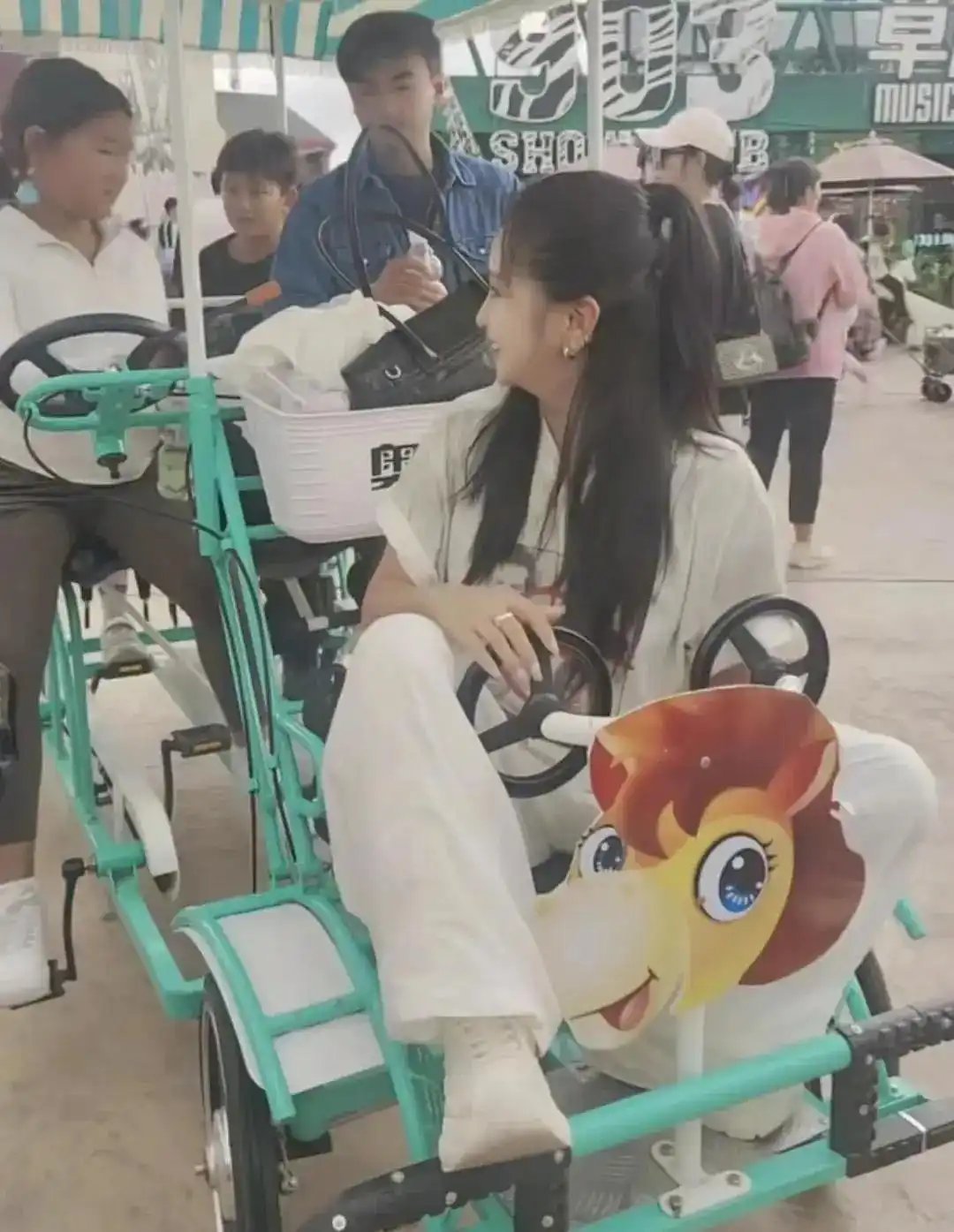 何洁带三孩子工作，宝妹身高超哥哥，三个孩子都看着挺结实！ ​​​