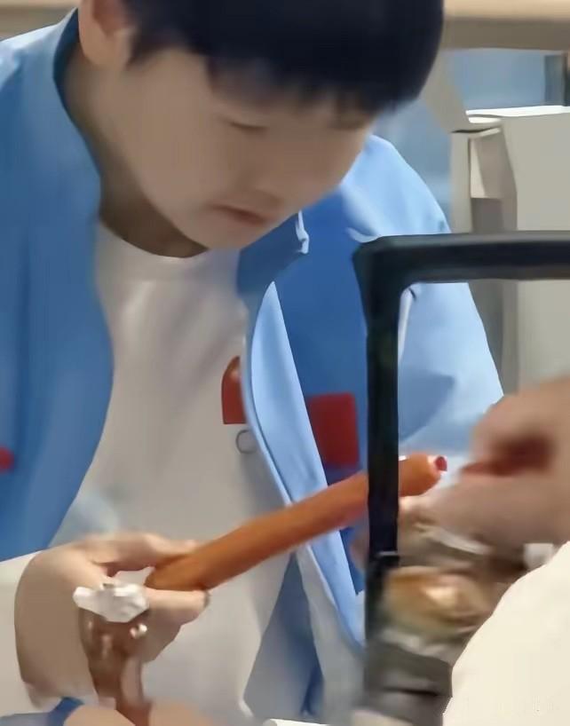 哇！莎莎的饮食被管这么严的！一根火腿肠，也让人看见了孙颖莎身上很可爱的反差。球台