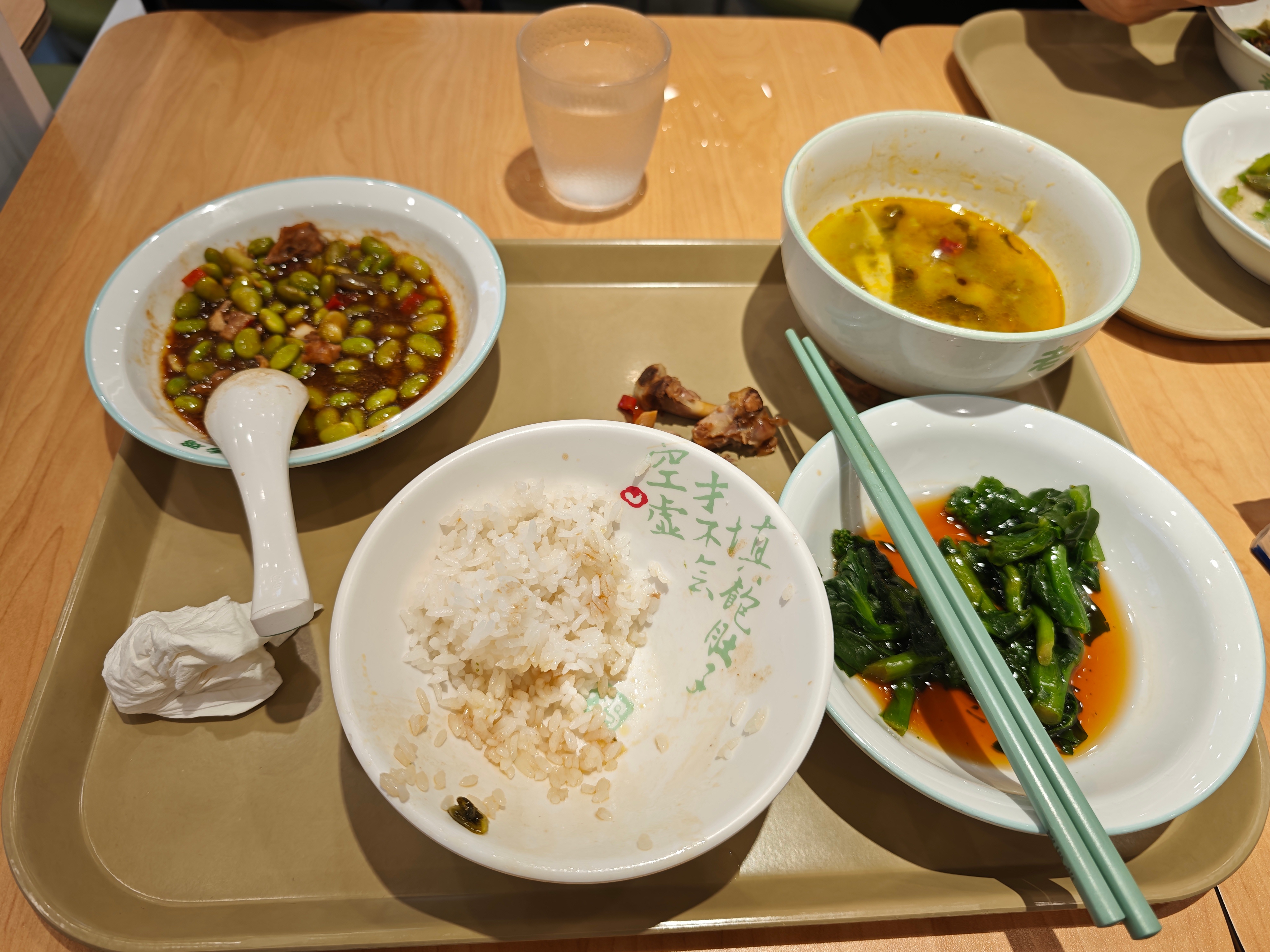 在郑州东站转了一圈，还得是老乡鸡，肯定是比外面贵的，但是吃得很舒服～ 