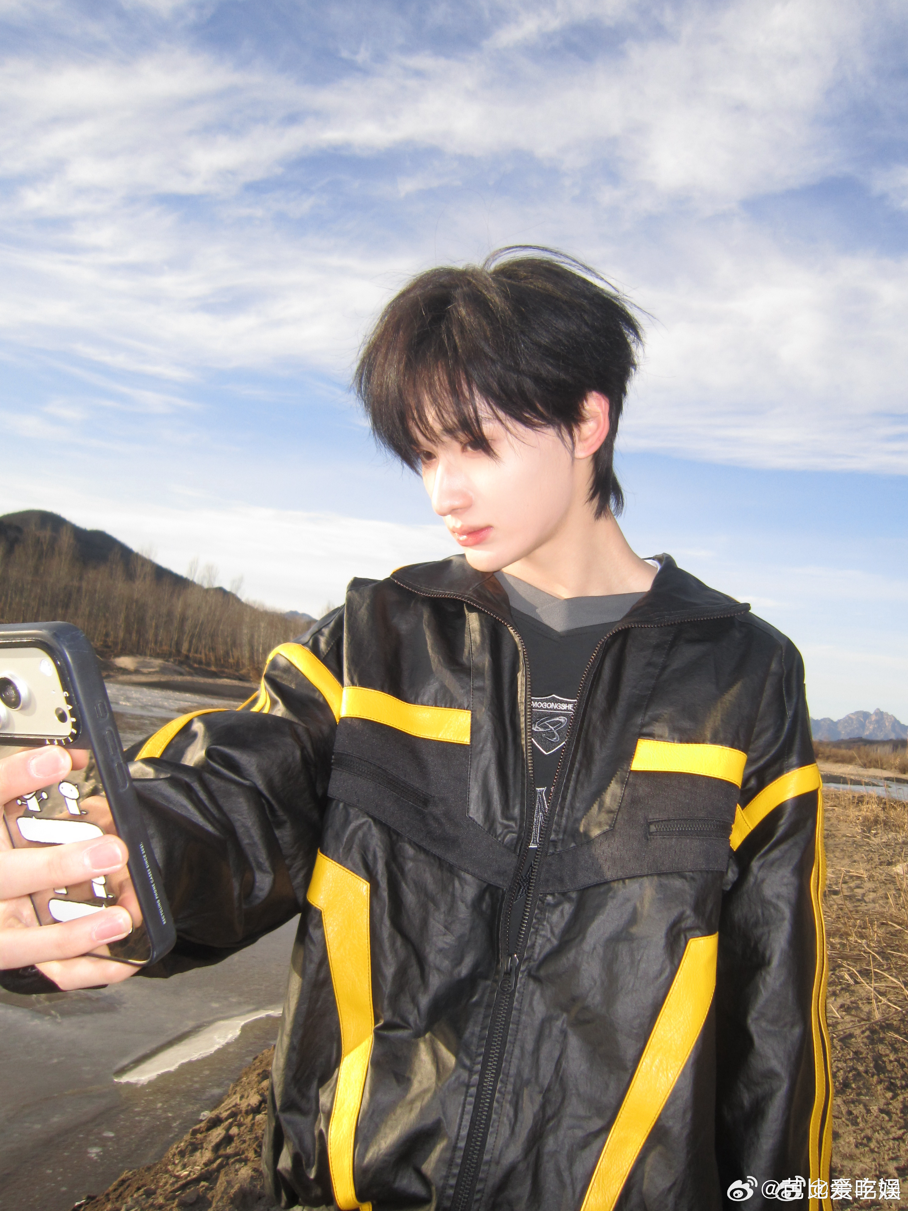 余宇涵说睡觉的时候被时代峰峻选中看似轻松被选中，背后全是咬牙坚持的努力。余宇涵从