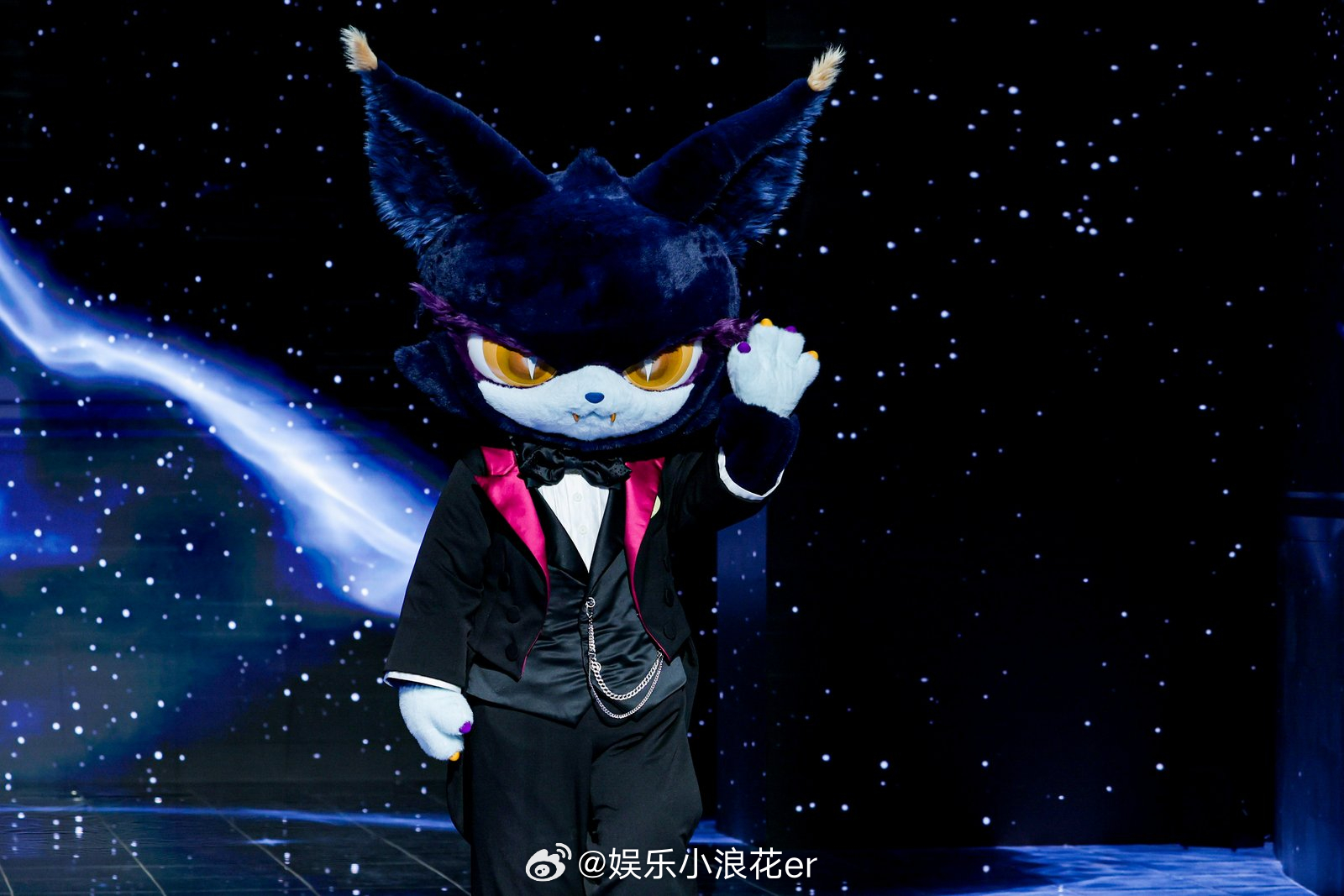 喵娲娲亮相微博之夜红毯 许愿神兽喵娲娲来了！ 