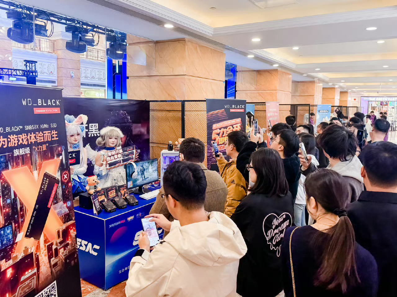 这个周末，2025全民电竞嘉年华在上海环球港正式落下了帷幕，在本届电竞全民锦标赛