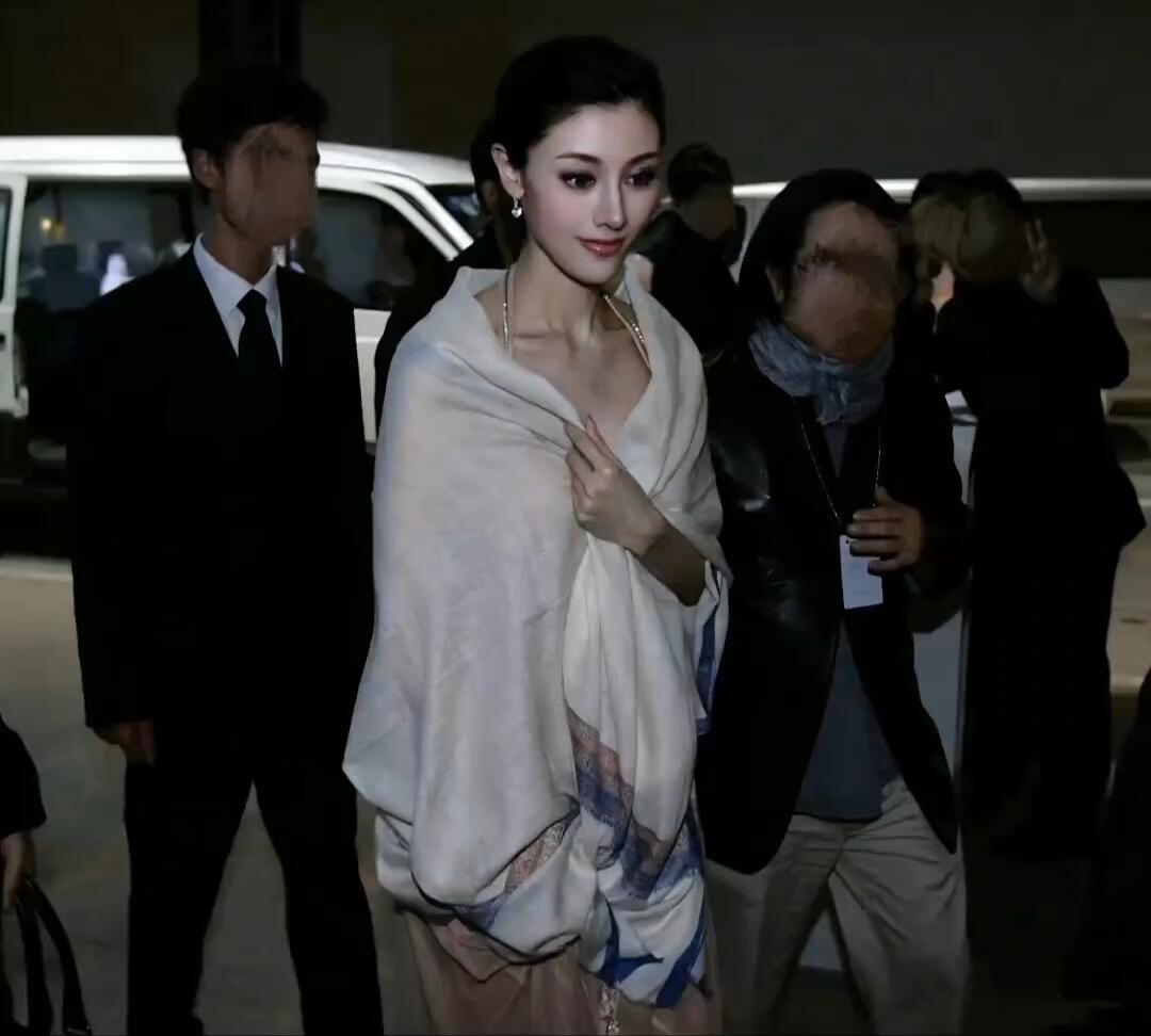 说李嘉欣本人现实中比这张图更加美艳 五官更加立体更加瘦更加白🥹怪不得她结婚那天