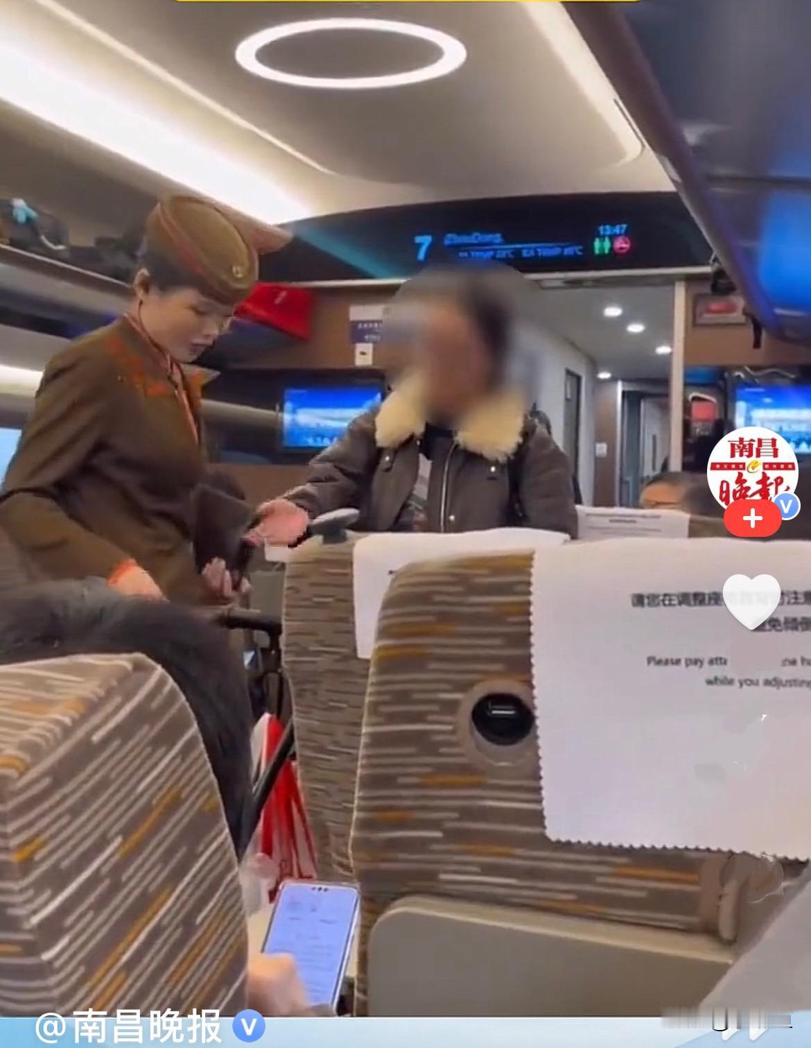 这是什么人？
高铁到站了，一女子推个婴儿车，以为她要下车，后面排了好多人要下车，