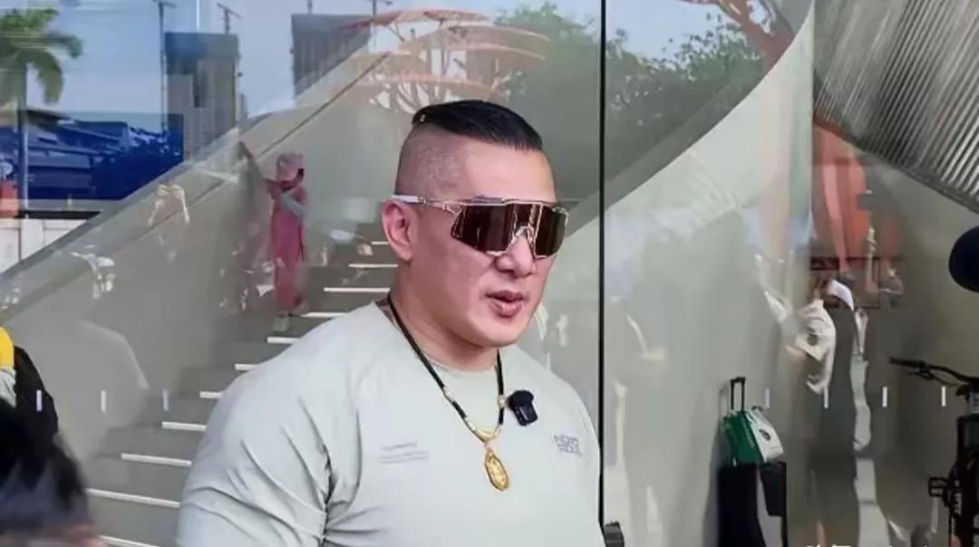 馆长终于可以在大陆赚钱了。 ​
他在大陆的首笔收入就是在内蒙古接了广告，下个星期