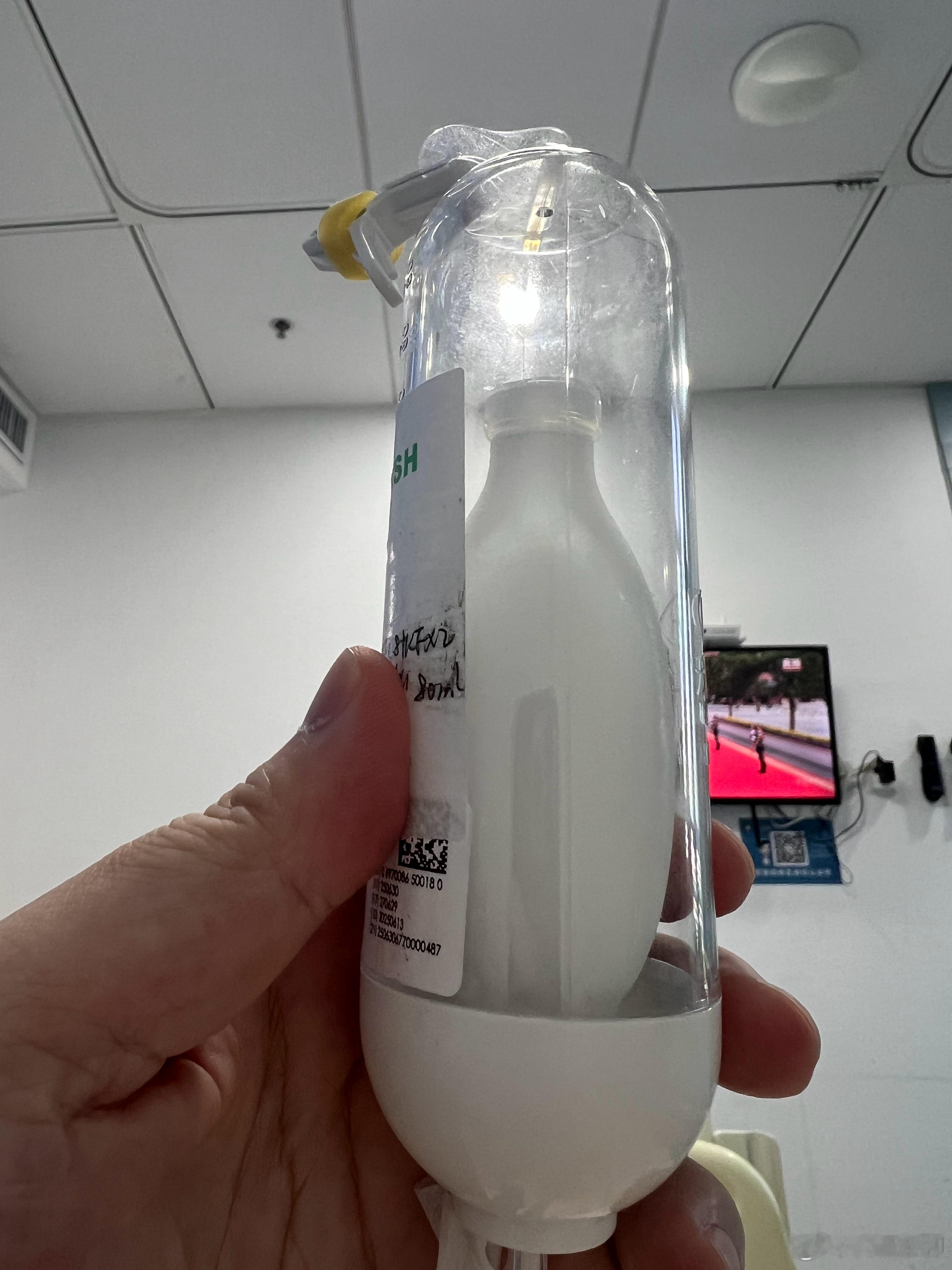 9.3阅兵是一定要看的。就是之前万万没想到，竟然是插着各种输液管看。 ​​​