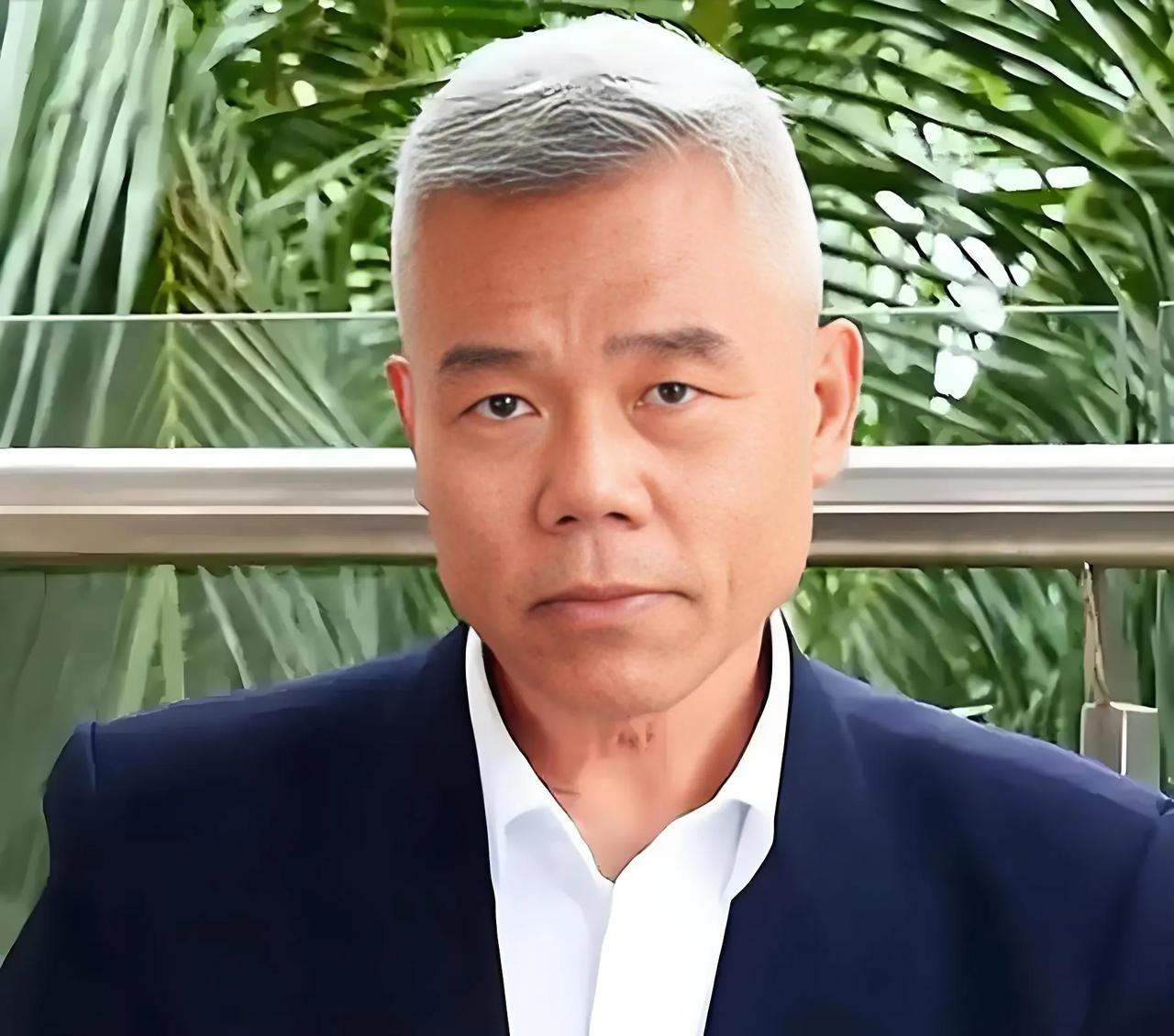 一句话评论司马南司马南是善于制造和追逐焦点事件的，在各种红线附近跳舞的，善于伪装