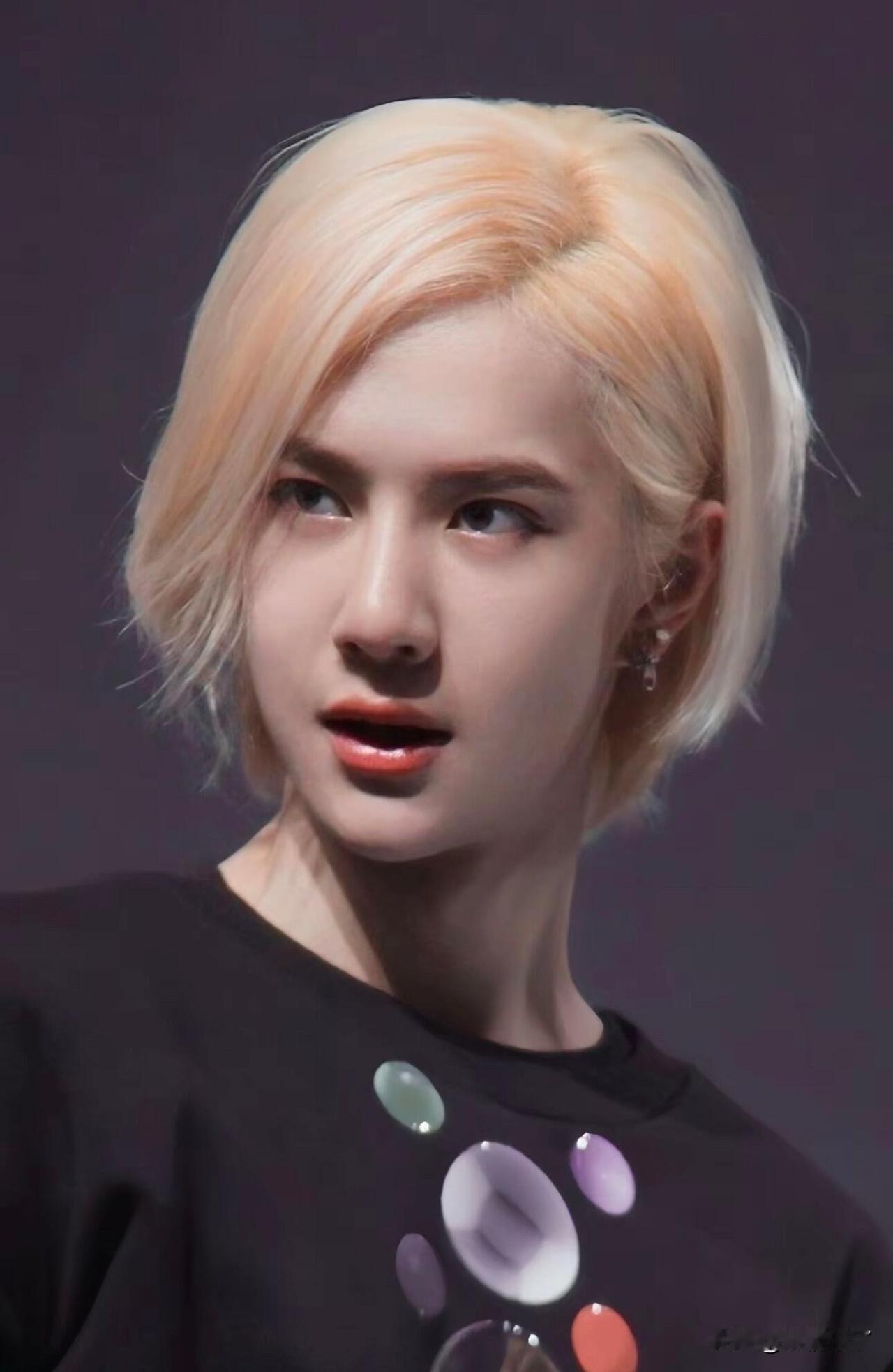 2015年，是王一博从清冷惊艳的“白牡丹”，向温柔可爱的“王甜甜”悄然过渡的时光