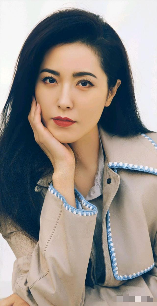 曾黎：49岁，不婚也是自在人生


岁月格外善待曾黎。今年49岁的她，依旧眉眼舒