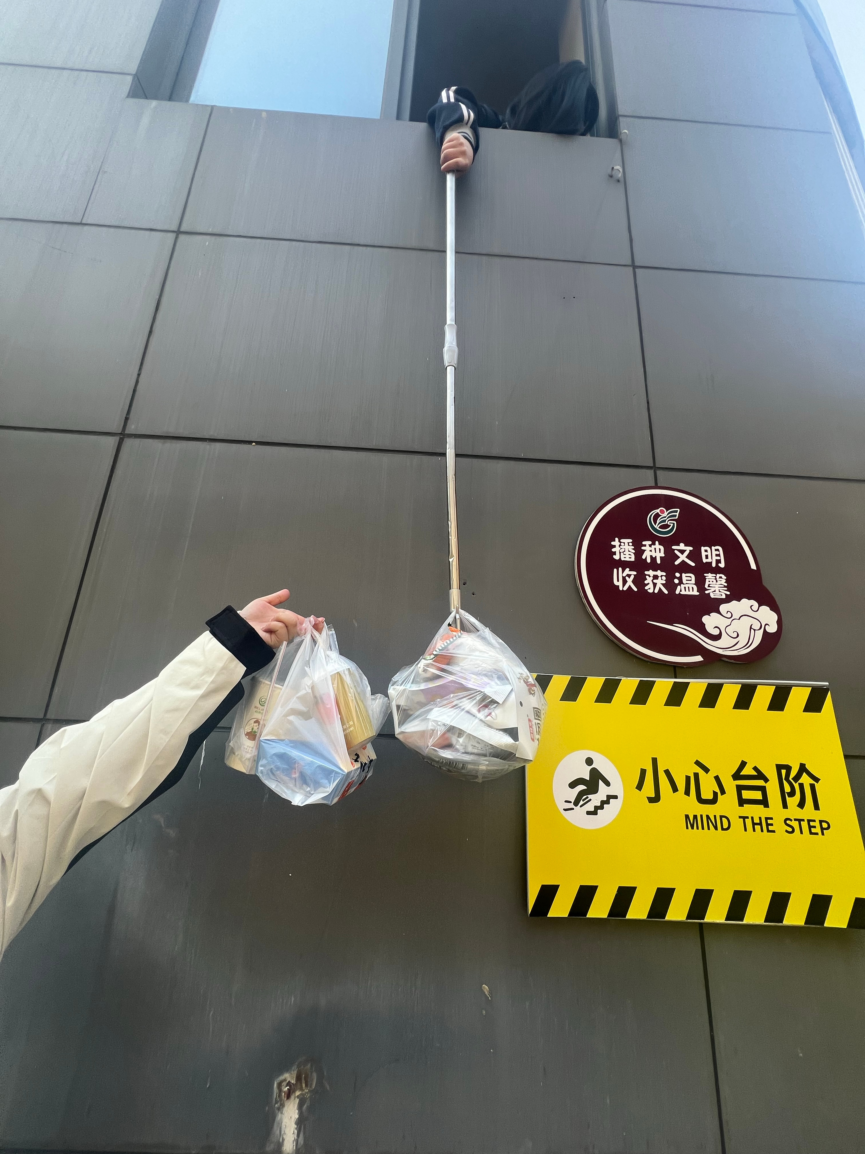 突然翻到在校生活 宿舍不让带熟食 所以出此下策 