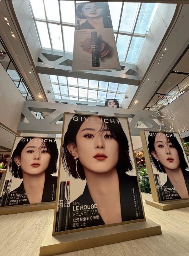 赵丽颖代言纪梵希彩妆
粉丝一直解释说和纪梵希是两个品牌，大可不必，万一过几天把纪