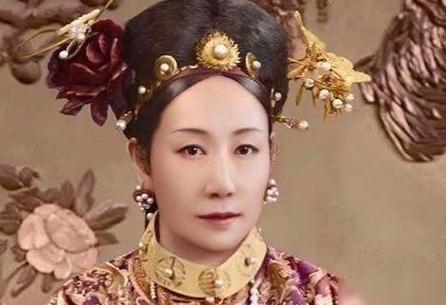 1888年，单身27年的慈禧准备去看戏，结果被侍卫那尔苏撞了一下，她一怒之下就想