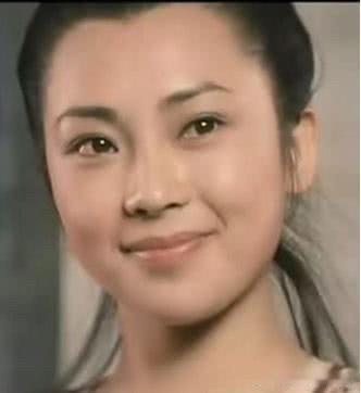 我个人觉得年轻时候黄秋燕的长相圆润饱满，有亲和力，这才是传统意义上的美女，利智嘴