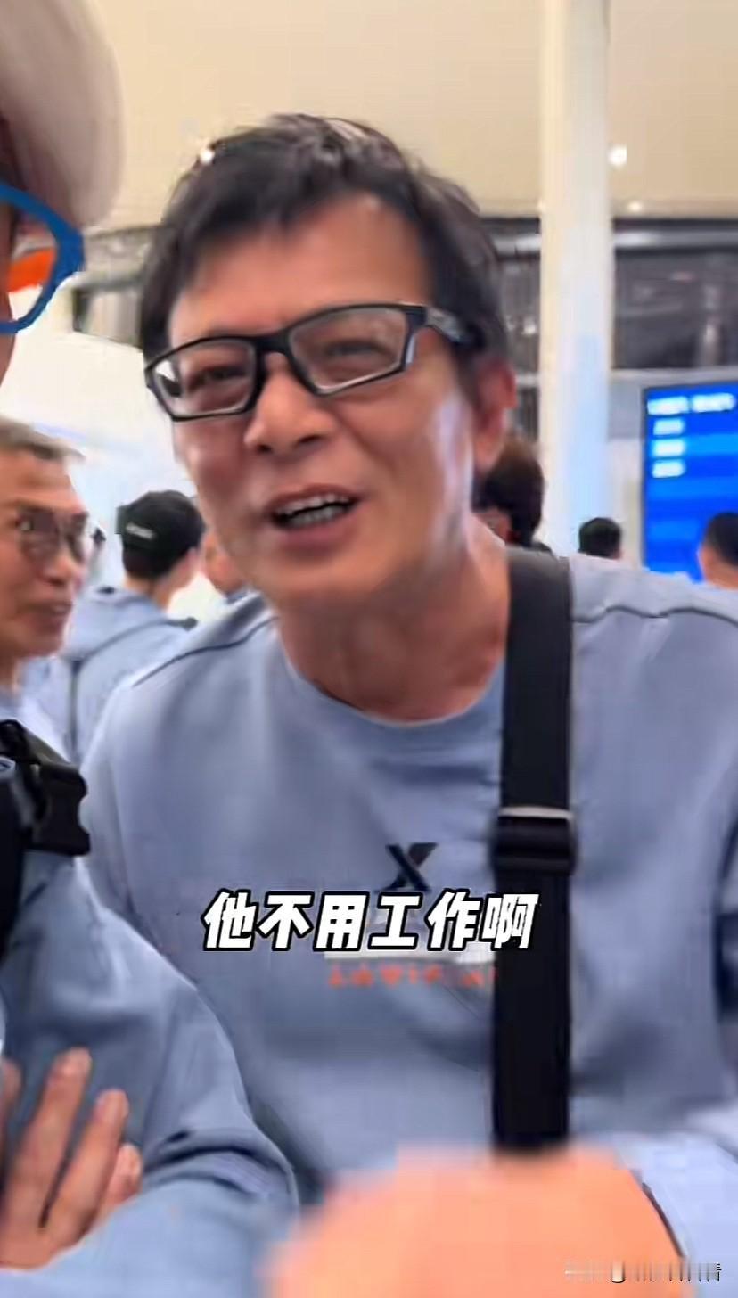 黄日华何家劲机场遇粉丝，当面说粉丝是“土豪”，天天不用工作。

黄日华跟何家劲说