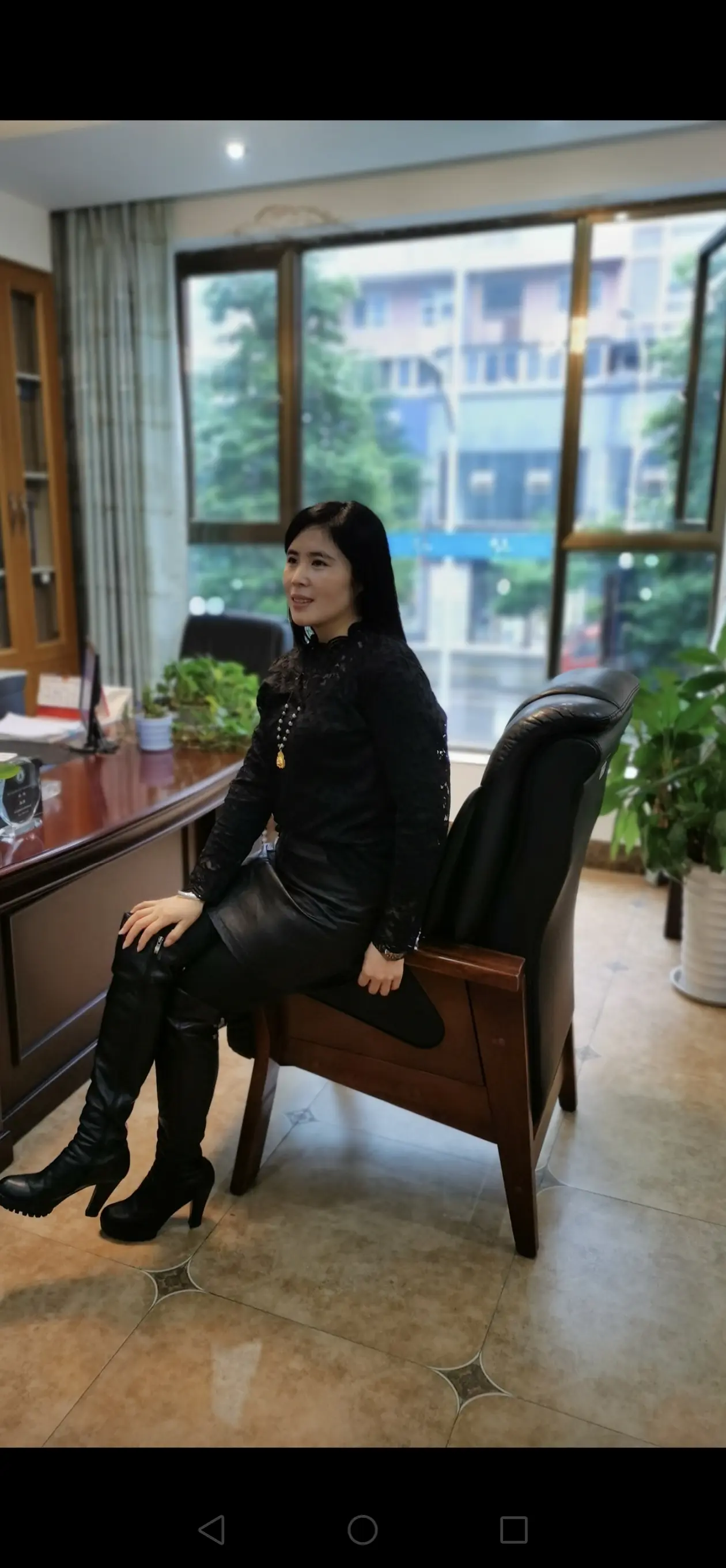 一个人身上真正闪耀的东西，不是穿戴多么华丽，打扮多么时髦，而是刻在骨子...