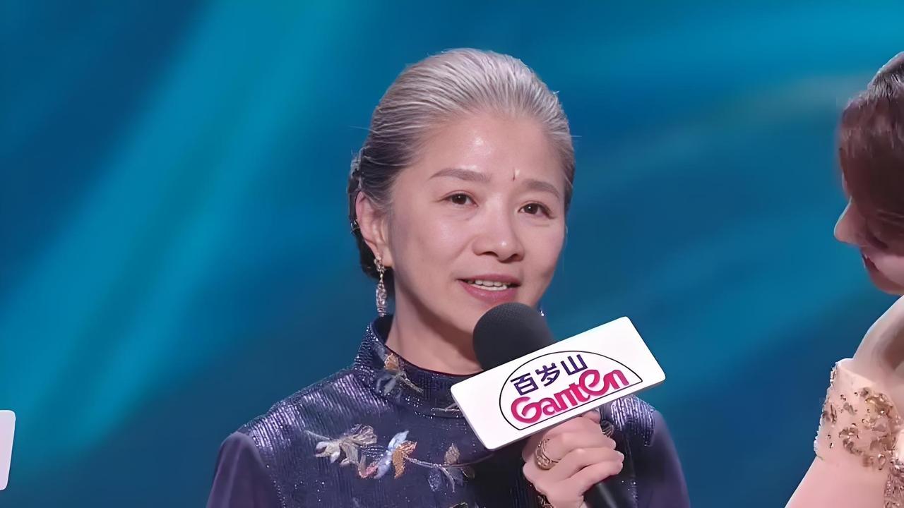 迟蓬老师在这个年纪获得最佳女配角奖，并没有喜形于色，可谓宠也不惊，辱也不惊，这种