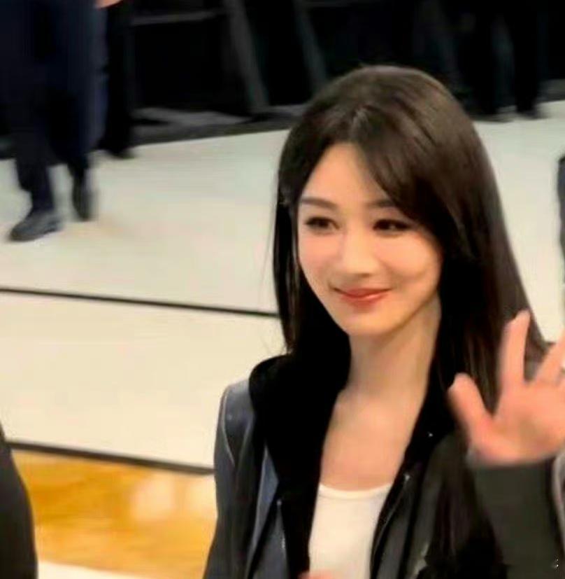 #杨紫成都活动#喜欢杨紫这张生图，有点糊也有点失真可是美女的氛围溢出来了，好漂亮