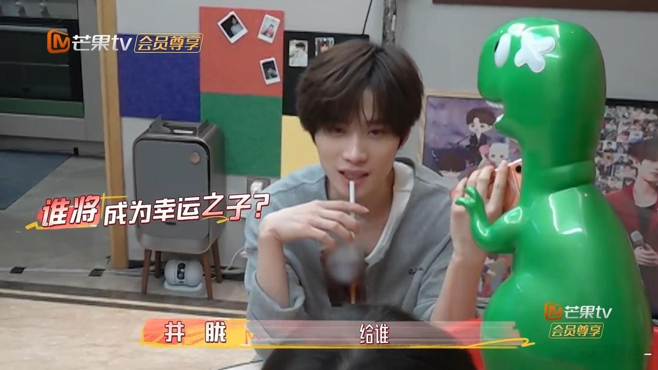 井胧唐九洲腌了30斤咸菜没送出去井胧的黄瓜咸菜都开始上节目了30斤黄瓜咸菜，井胧