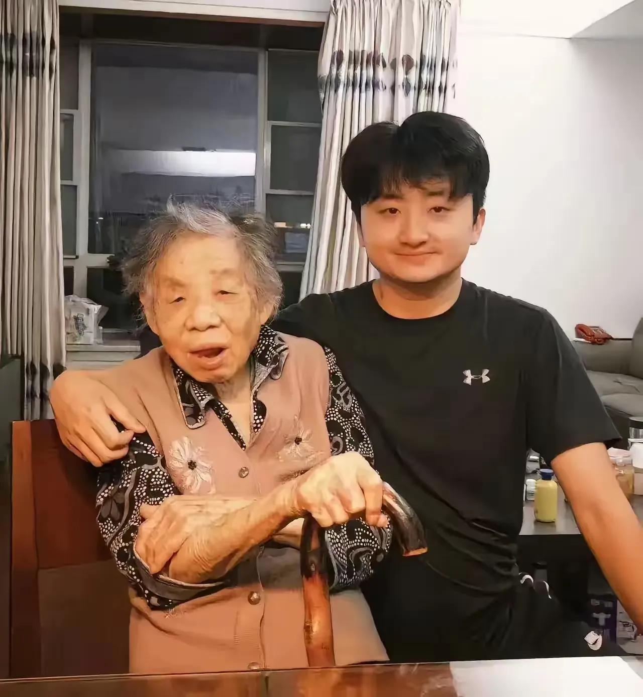 笑死了！一大学生放假在家无所事事，父亲干脆安排他去照顾97岁的奶奶，还按天发工资