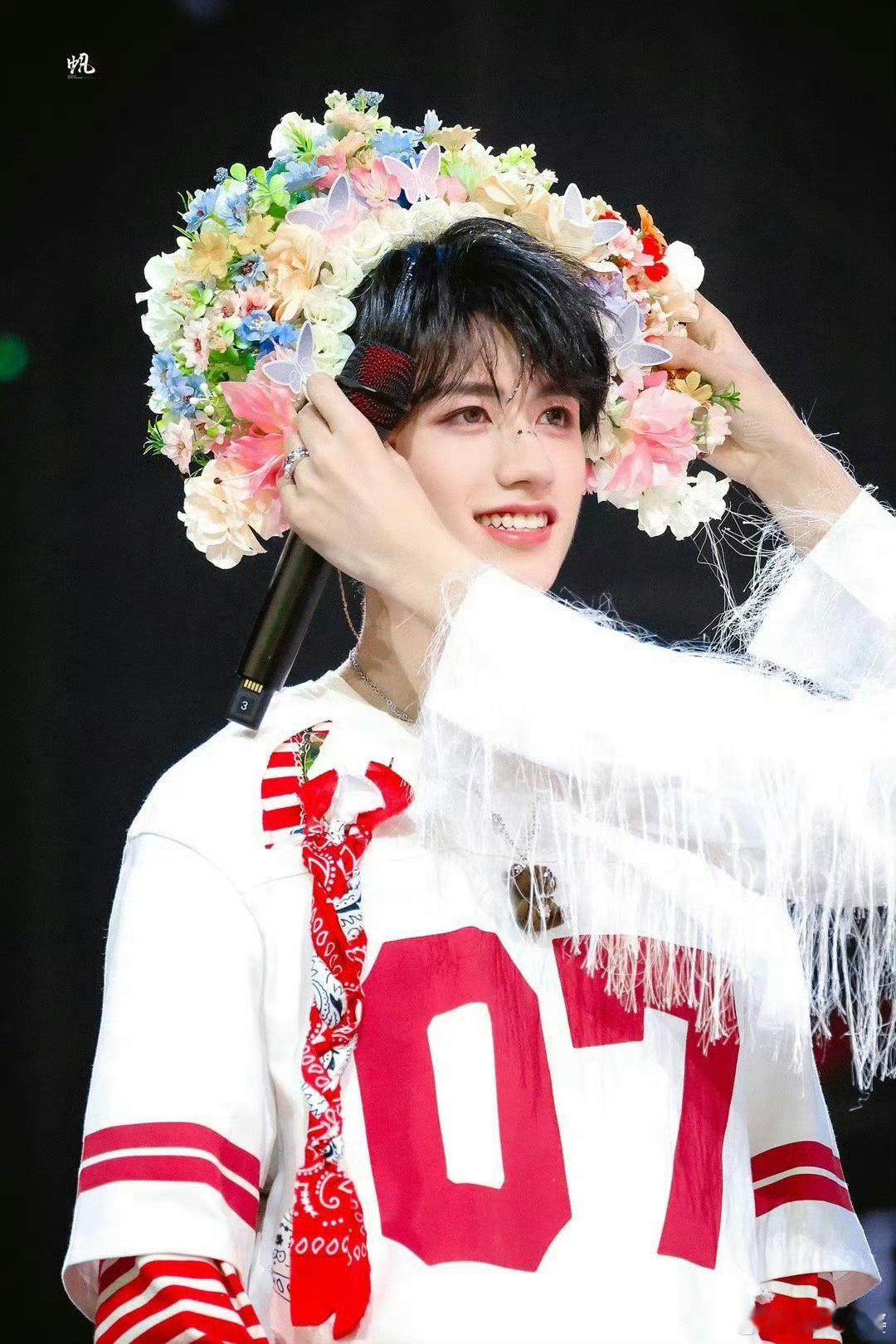 朱志鑫簪花造型惊艳亮相，真的是美到让人心动不已!🌸👦‍朱志鑫[超话] ​​​