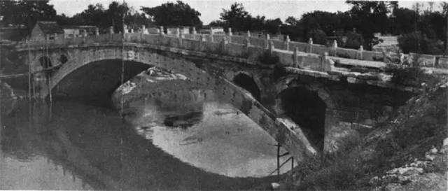 赵州桥，屹立了一千四百年。

史书记载，它建于隋代，由工匠李春设计。1991年，