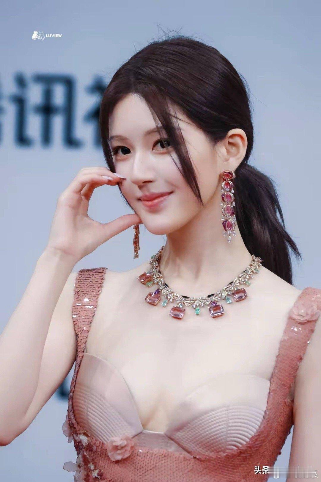 宝格丽没想到，赵露思也没想到，她为了衬这件全球仅此一件的高级珠宝，能更亮眼些。特