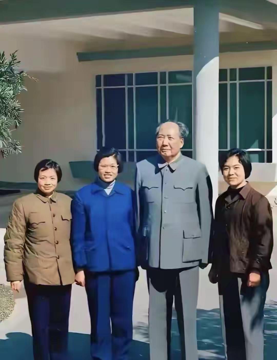 第一次见毛主席的这张照片，忍不住向大家请教，站在伟人旁边的三位女士，她们分别是谁