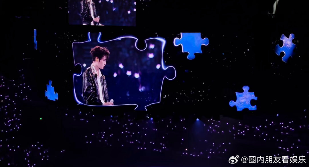 丁禹兮忙了一天打开手机天塌了🎤唱抒情曲也停不下小动作，伸手轻抓空中彩带，繁重行